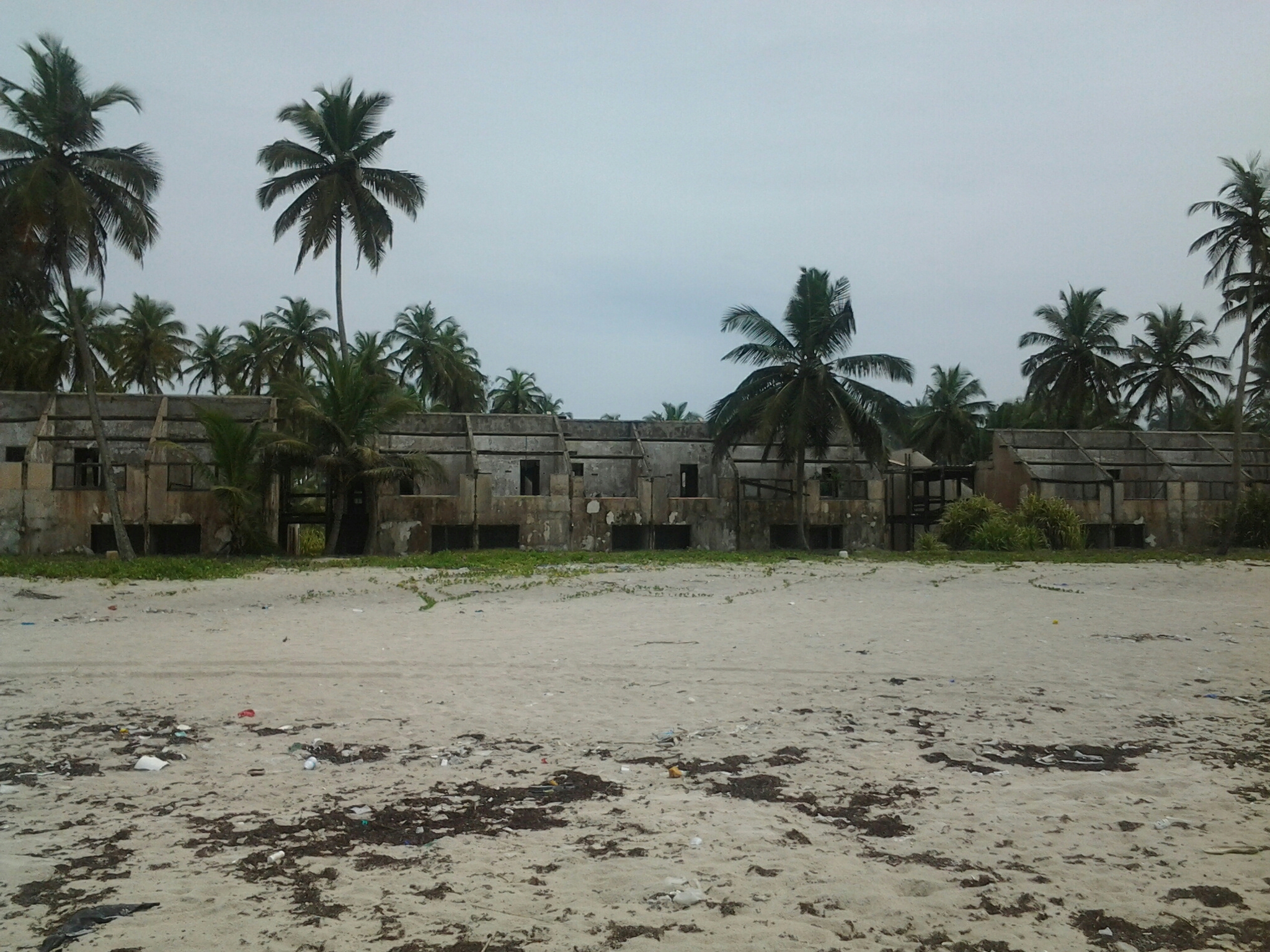 Aufgebene und nun verfallende Gebäude eines italienischen Clubs verschandeln Teile des eigentlich schönen Strandes.