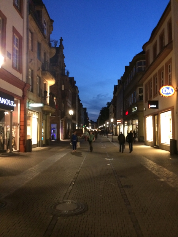 Eine Aufnahme der Altstadt (Fußgängerzone) am Abend. Ich kam gerade vom Repetitorium, das ein wenig länger gedauert hat: Normalerweise ist die Fußgängerzone nicht so leer - man muss sich vielmehr durchschlängeln.