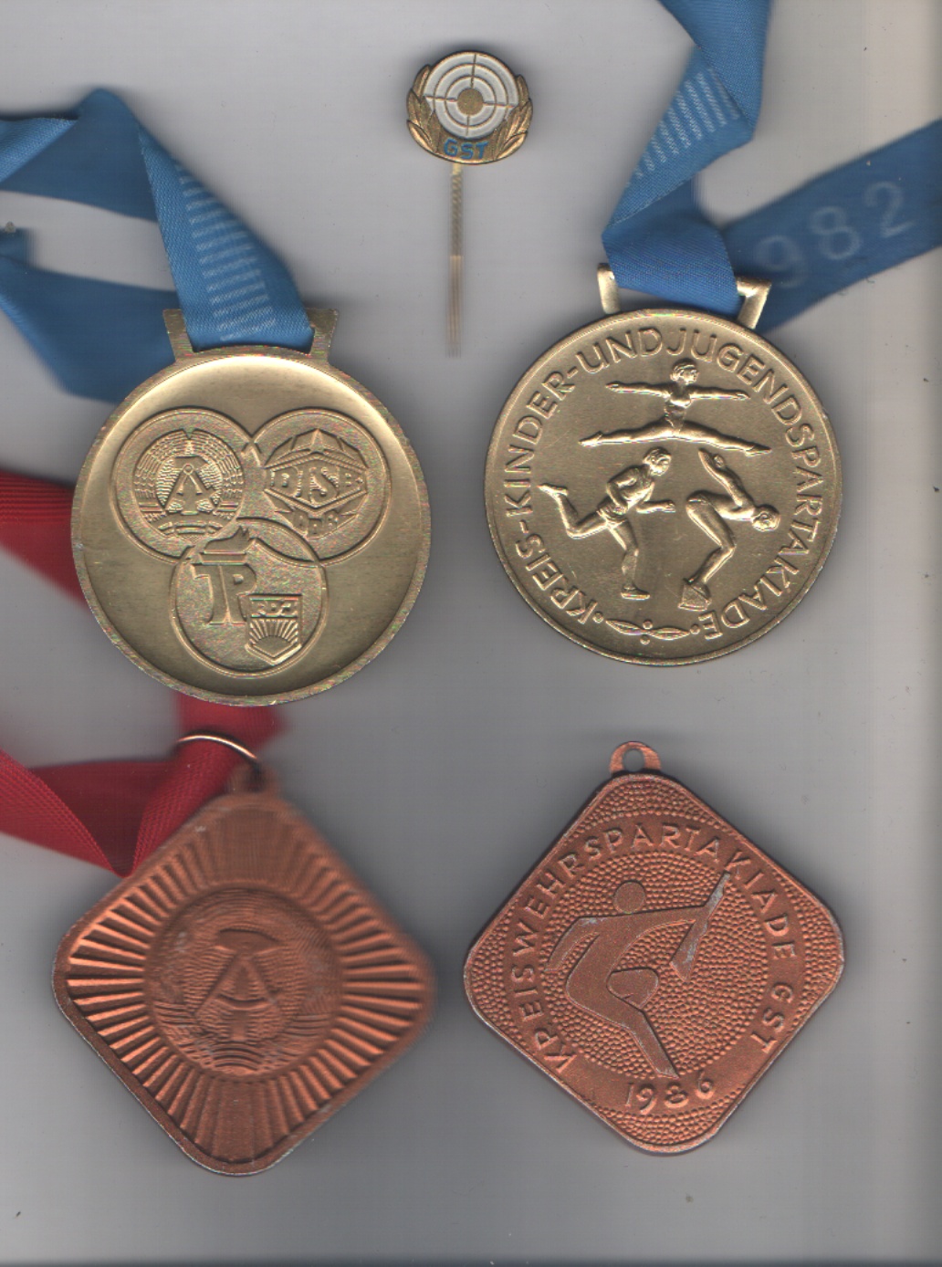 GST-Medaillen und Anstecknadel.JPG