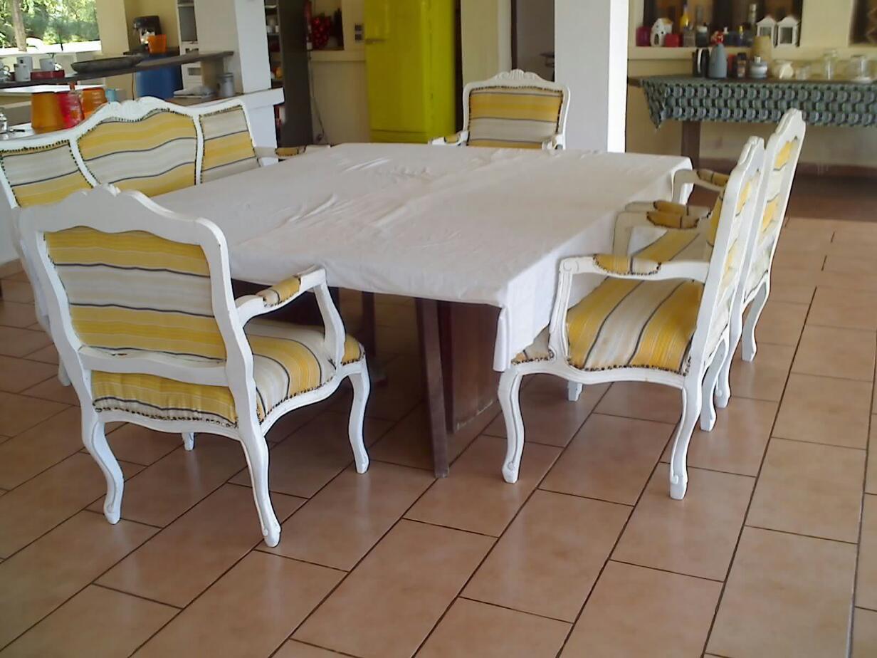 Original aus der Kolonialzeit: Tisch mit Stühlen