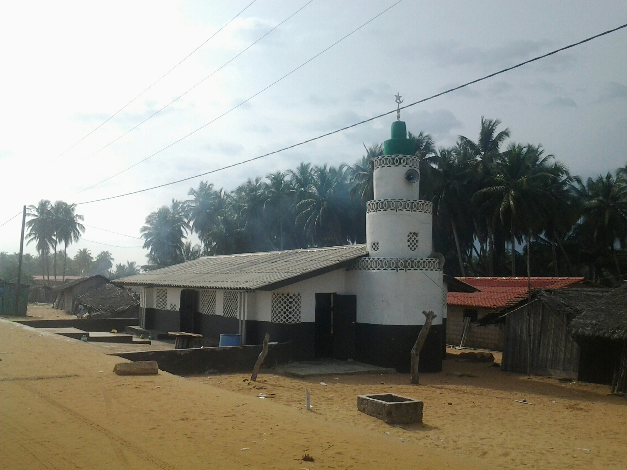 Es gibt verschiedene Religionen. Hier eine Moschee - ohne Minaretten, aber mit einer Art Turm mit Lautsprecher. Geht wohl auch so...