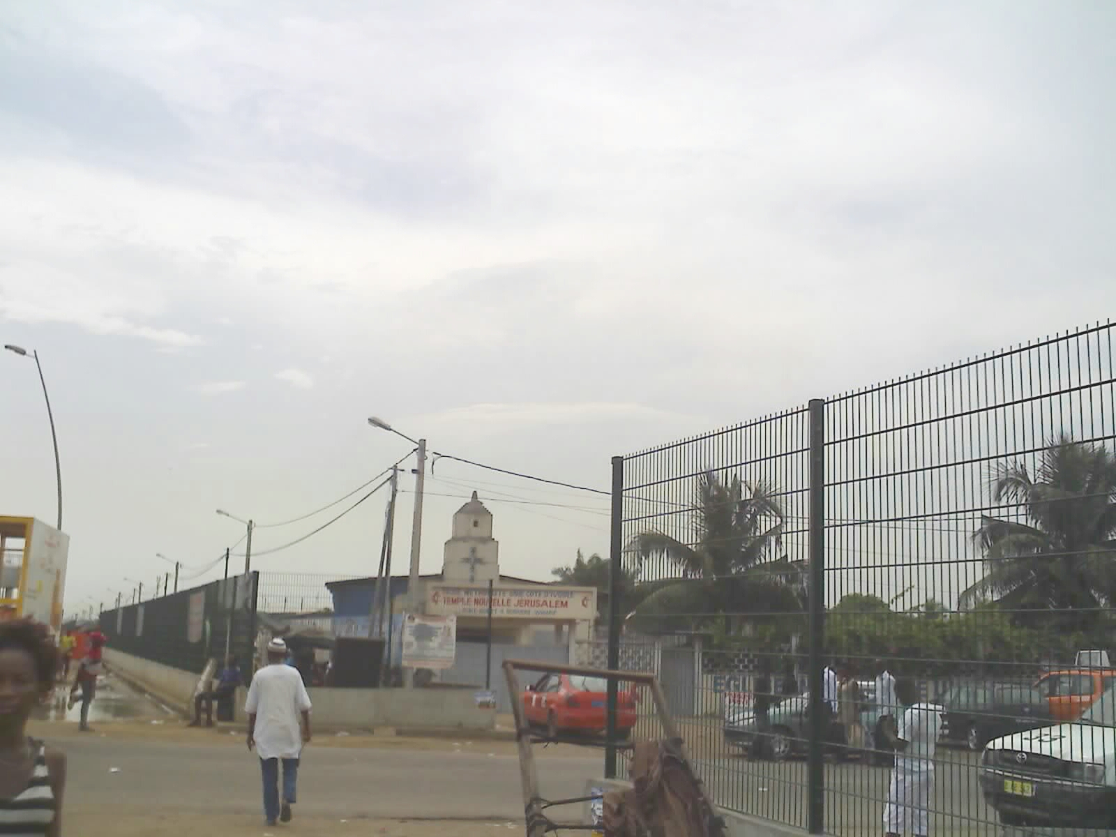 Nach dem Bild von einer Moschee hier nun eine christliche Kirche. Die Religionen sind hier gemischt und kommen augenscheinlich gut miteinander aus.