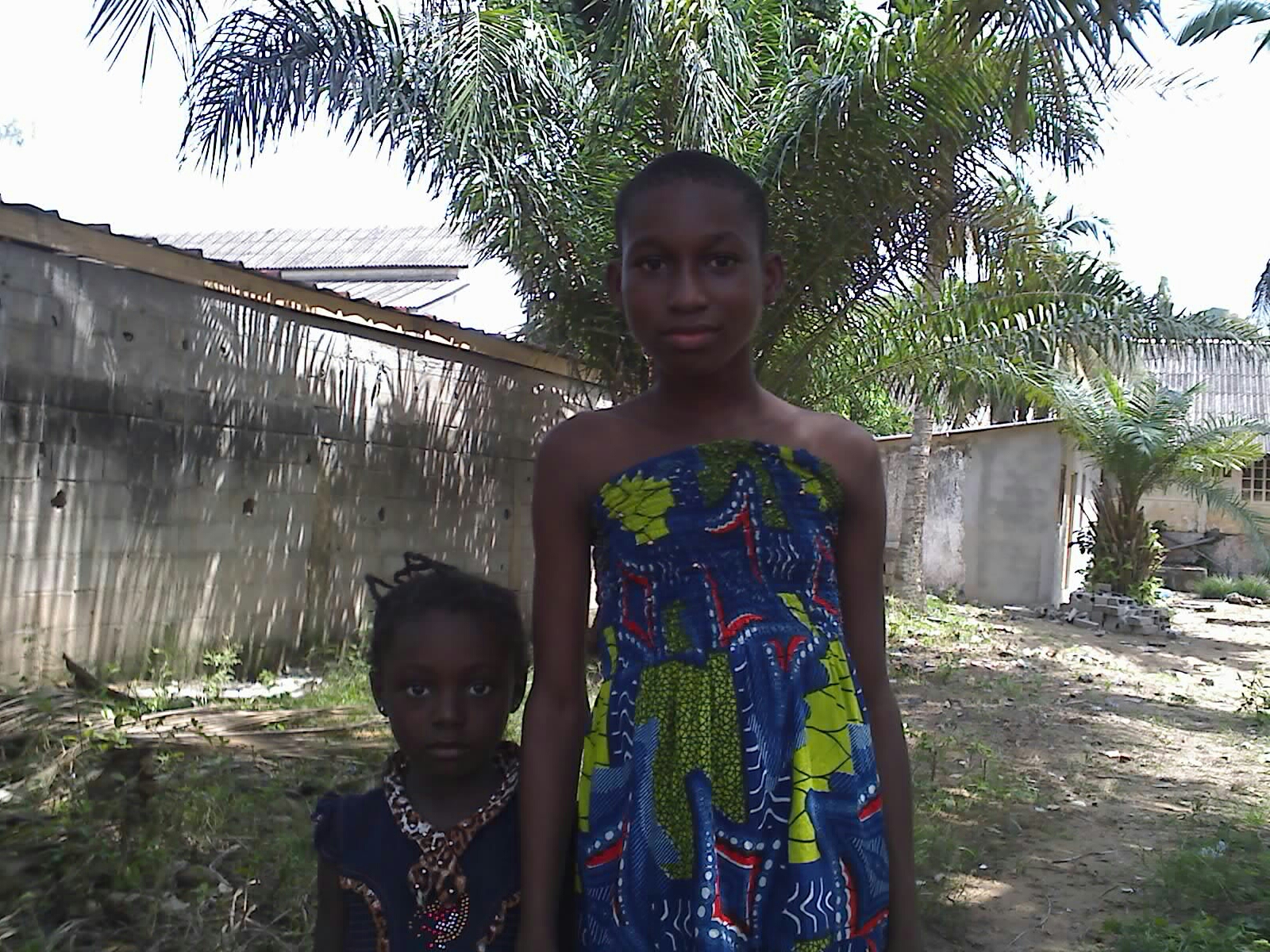 Marie-Michelle, die 12-jährige Tochter von Marcelline. Links daneben ihre kleine Cousine.