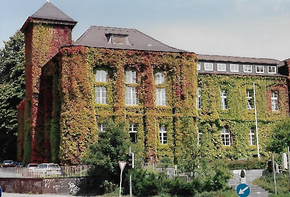 Die Burg Hörde<br />Erbaut im 12. Jahrhundert, Anfang des 20. Jahrhunderts Verwaltungsgebäude, dann Museum und heute Sparkassenakademie.