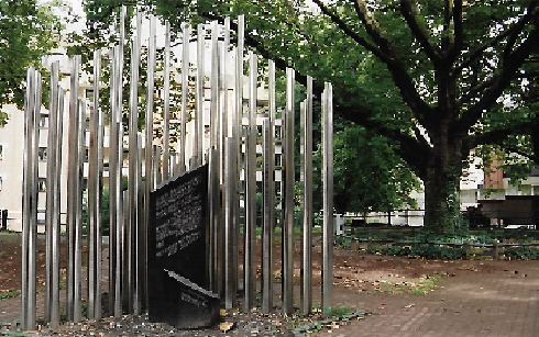 An dieser Stelle stand eine Synagoge, die dem Erdboden gleichgemacht wurde.