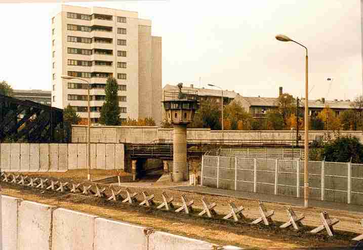 Das Bild zeigt die Berliner Mauer und verweist auf die Ausgabe "Die Teilung Deutschlands"