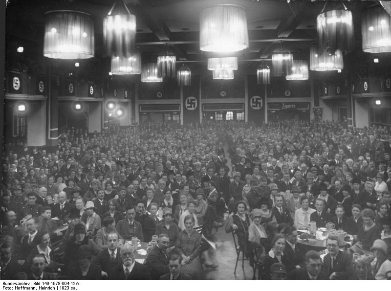 Versammlung der NSDAP im Bürgerbrauchkeller - Bild Bundesarchiv, Bild 146-1978-004-12A / Hoffmann, Heinrich / CC-BY-SA
