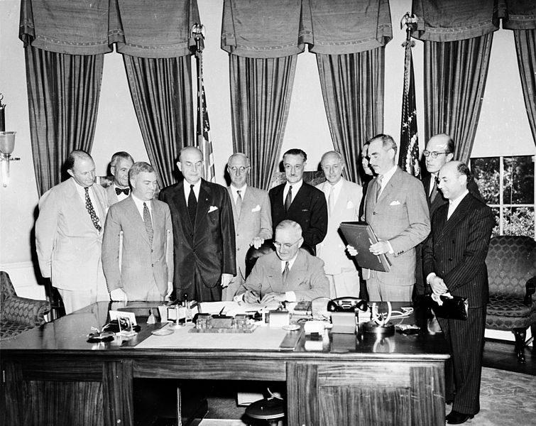 Präsident Truman unterzeichnet die Gründungsverträge zur NATO