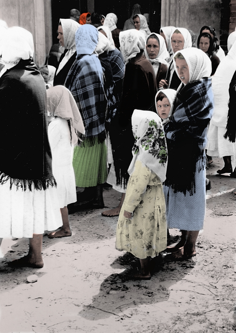 Scannen 145 Frauen MÃ¤dchen Kirche Russland 1941 Colored