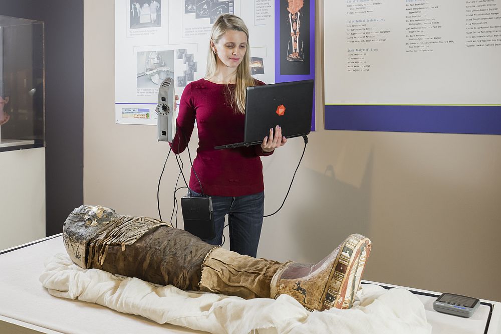 Die Mumie Sherit wird mit Artec Eva gescannt, der mit einem Artec-Akkupack ausgestattet ist. Quelle: Artec 3D