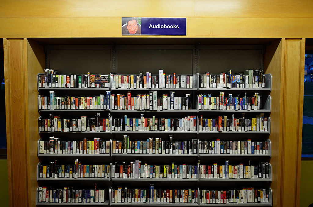 Eine riesige Auswahl an Hörbüchern einer öffentlichen Bibliothek. Bild von Raysonho @ Open Grid Scheduler / Grid Engine (Own work) [CC0], via Wikimedia Commons