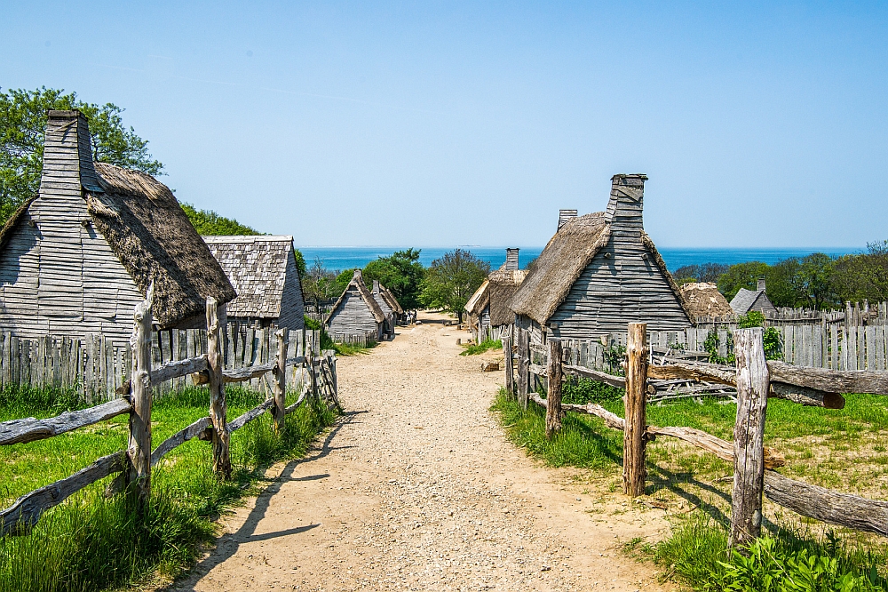 Die Behausungen der ersten Siedler waren noch sehr dürftig, wie dieser Nachbau der Plymouth Plantation zeigt. Bild: fotolia.com © mheston