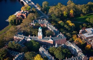 Die Gründung der Harvard Universität 1636 unterstrich den Fokus, den die Massachusetts-Siedler auf Bildung und Eigenversorgung legten. Bild: fotolia.com © spiritofamerica