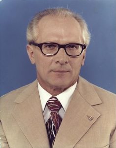 504px-Bundesarchiv_Bild_183-R1220-401,_Erich_Honecker