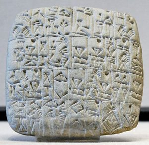 Ein Kaufvertrag über einen männlichen Sklaven und ein Bauwerk auf einer sumerischen Steintafel Lizenz des Bildes: Louvre Museum [CC BY 2.5 https://creativecommons.org/licenses/by/2.5, Wikimedia