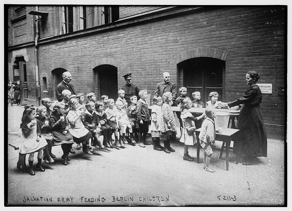 Diese Aufnahme aus dem Jahr 1915 zeigt, wie die Heilsarmee Berliner Kinder mit Essen und Trinken versorgt.