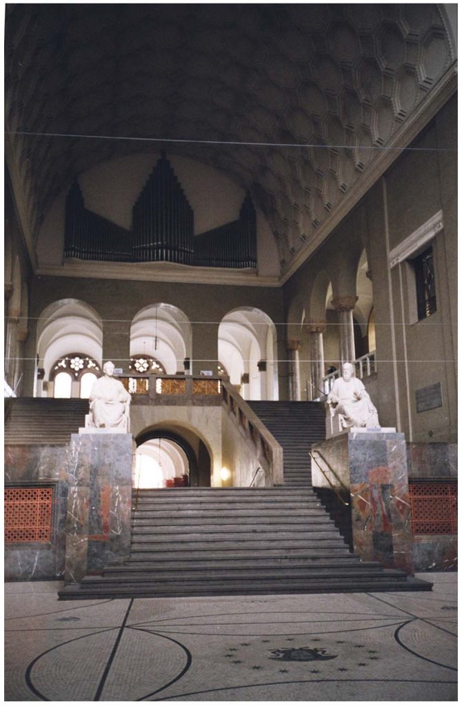 Hauptgebäude der Ludwig-Maximilians-Universität München, großes Treppenaus.