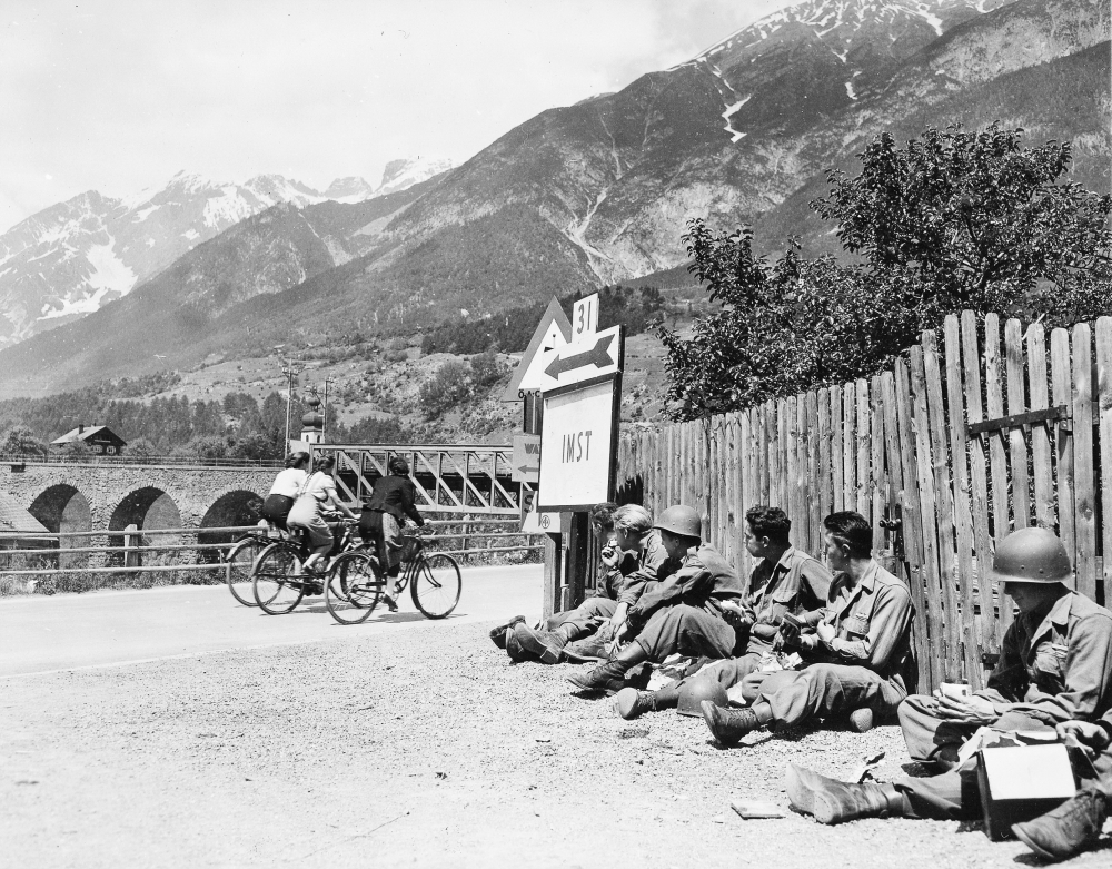 Es kam nach der Besetzung Österreichs unweigerlich zu Kontakten mit der Zivilbevölkerung - auf dem Bild blicken US-Soldaten drei Frauen nach. Die Aufnahme wurde am 28.05.1945 in Imst aufgenommen. Fotograf war Louis Weintraub, 163 Signal Photographic Company. (c) National Archives (111-SC-206805) - mit freundlicher Genehmigung des Tyrolia-Verlags verwendet.