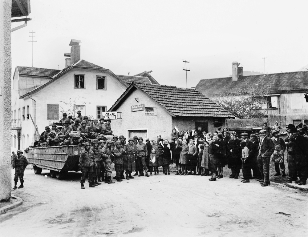 Soldaten besetzen kampflos Imst in Tirol. Der Fotograf Luis Weintraub ließ mehrere Frauen und Kinder mit weißen Bändern wirken. Das Foto wurde am 04.05.1945 aufgenommen. (c) National Archives (111-SC-267470) - mit freundlicher Genehmigung des Tyrolia-Verlags verwendet.