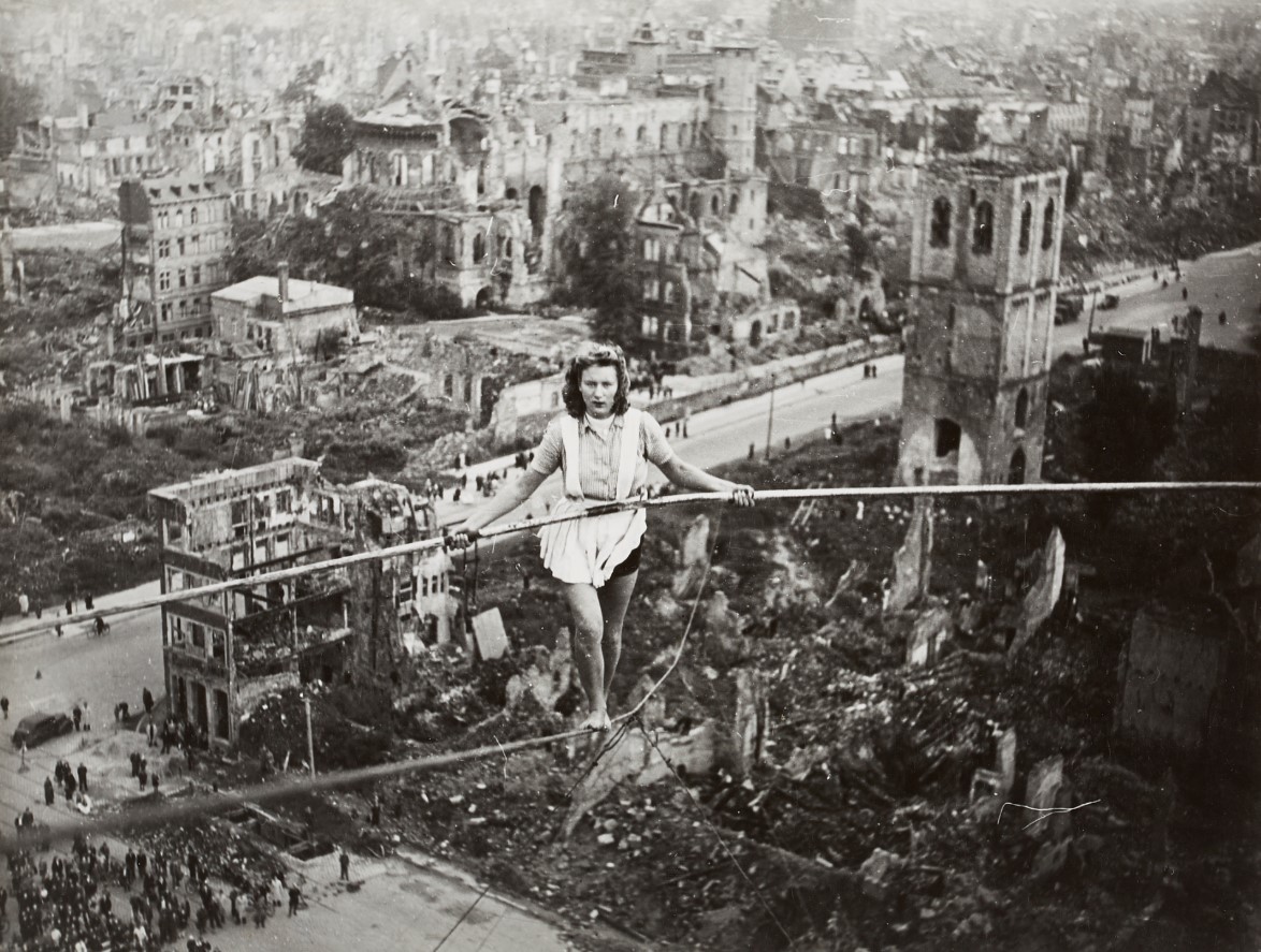 In den zerstörten Städten entwickelt sich auch ein kulturelles Leben. Hier vollführt die Artistin Margret Zimmermann einen Drahtseilakt in Köln. ©Kunsthaus Lempertz - mit freundlicher Genehmigung des Rowohlt-Verlags