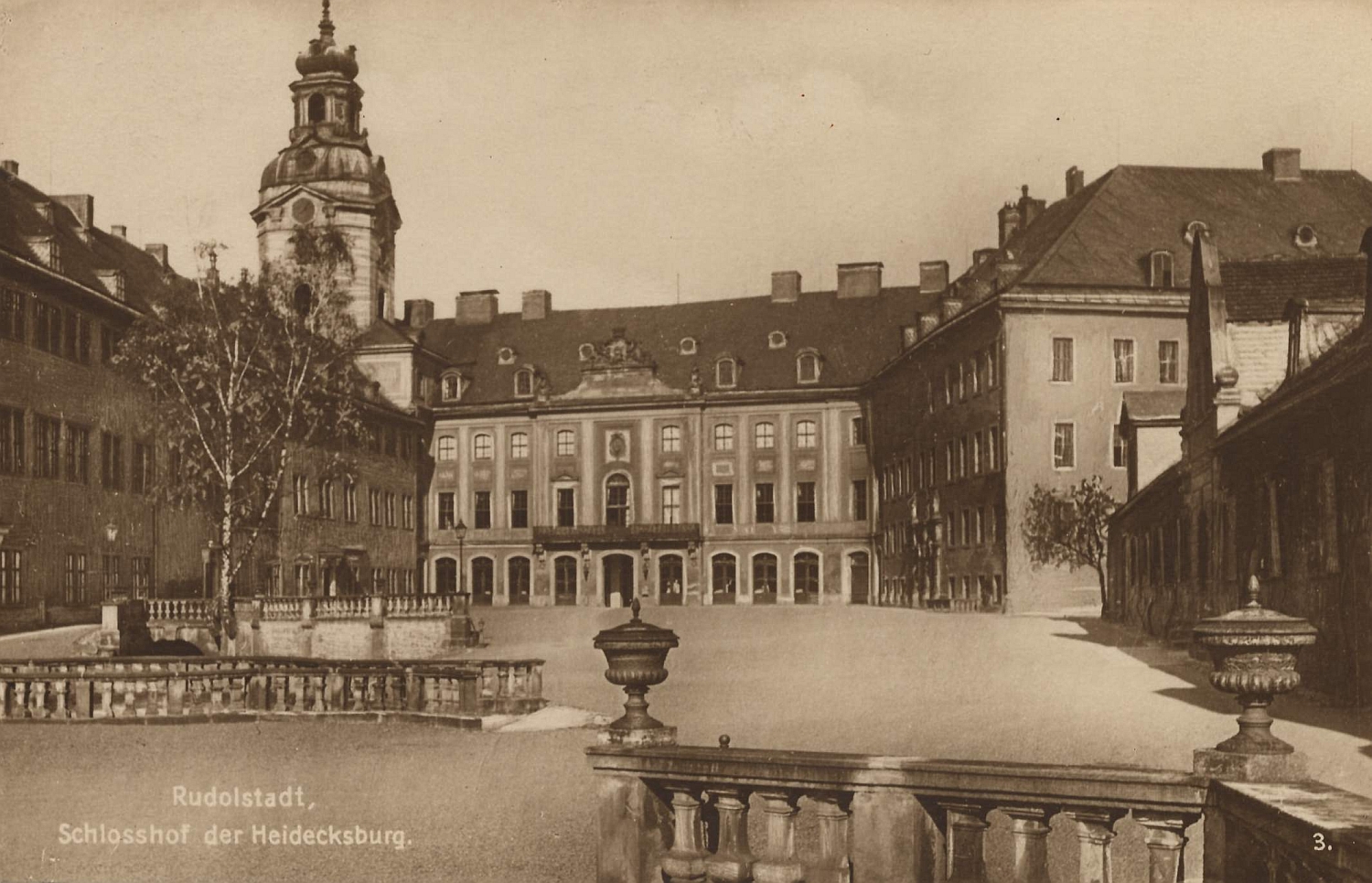 Eine Ansichtskarte zeigt den Schlosshof der Heidecksburg Anfang des 20. Jahrhunderts. Das Schloss Heidecksburg ist das ehemalige Residenzschloss der Fürsten von Schwarzburg-Rudolstadt.
