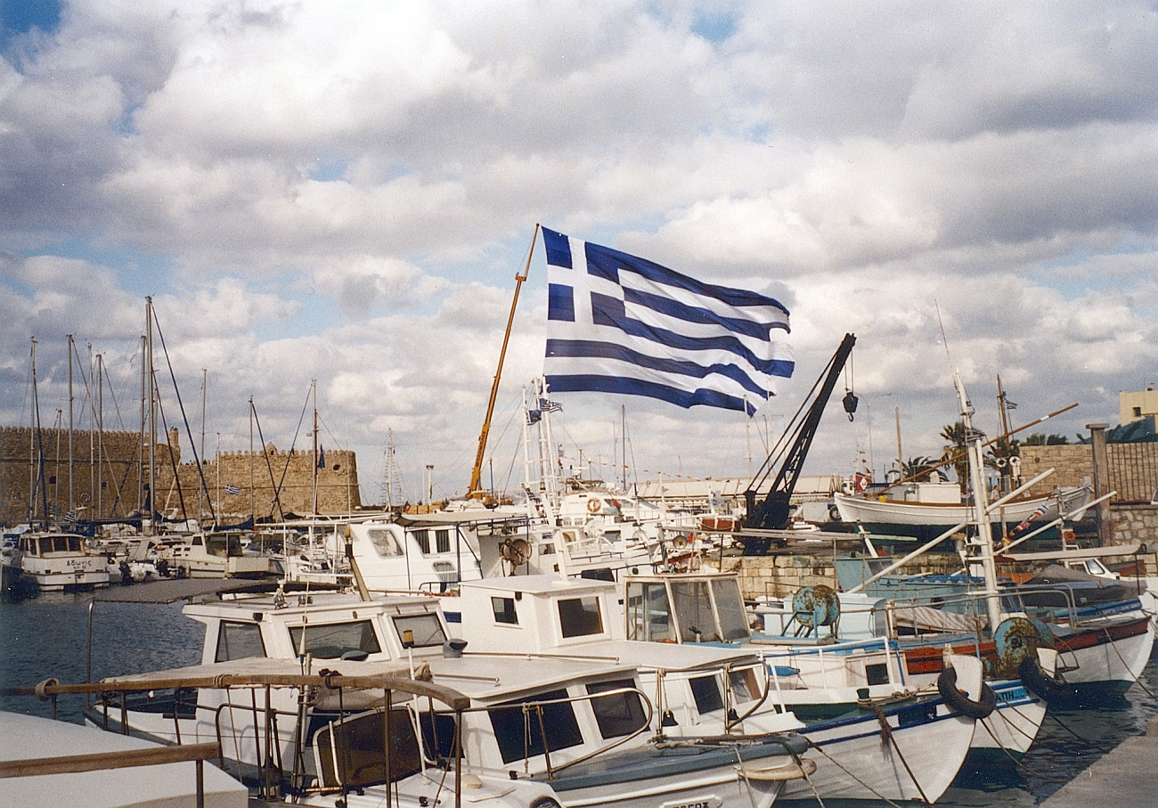 Die am 22. Dezember 1978 offiziell angenommene griechische Flagge über dem Hafen von Heraklion auf Kreta. (c) Jochem Schäfer