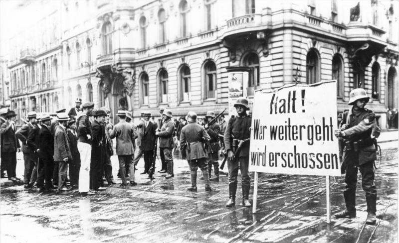 Berlin: Putschende Soldaten mit Transparent "Halt! Wer weiter geht wird erschossen" Bundesarchiv, Bild 183-J0305-0600-003 / CC-BY-SA 3.0, CC BY-SA 3.0 DE , via Wikimedia Commons