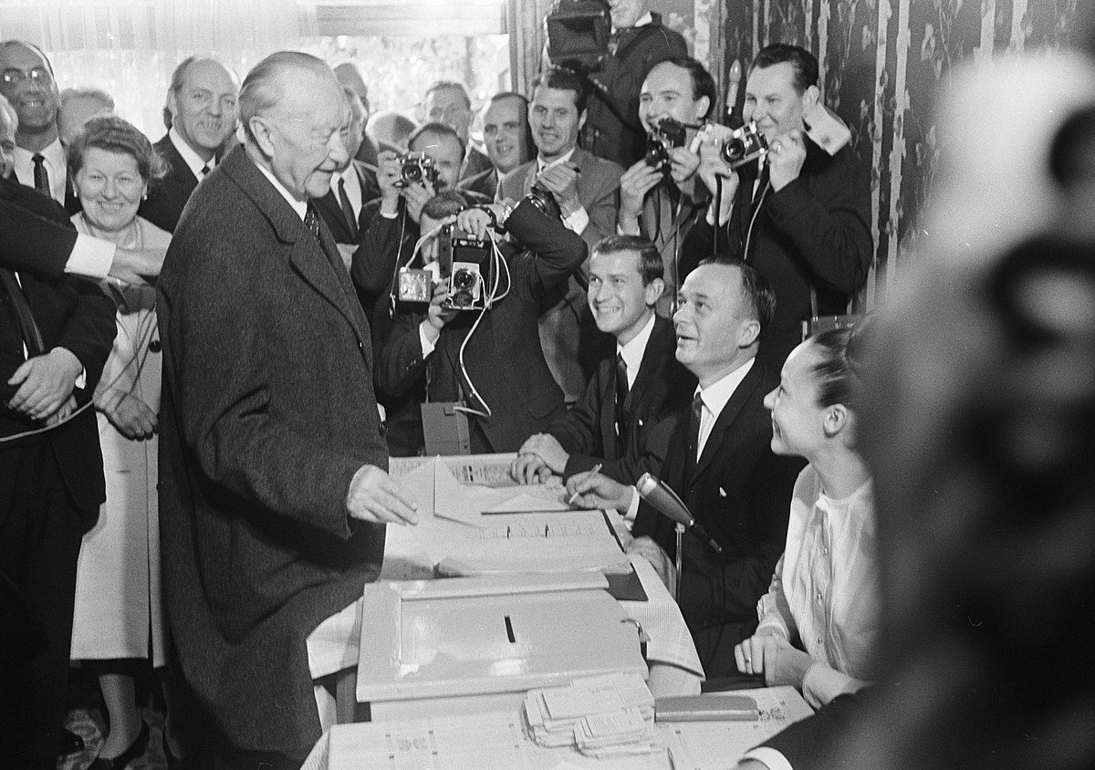 Bundeskanzler Konrad Adenauer bei der Wahl