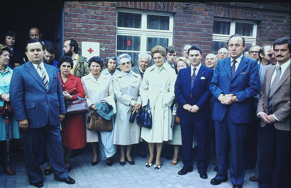 Bundesaußenminister Hans-Dietrich Genscher, der Autor, offizielle Vertreter von Herborn und Pertuis und Bürger der beiden Städte bei der Eröffnung des inzwischen weitgehend überbauten Pertuisplatzes in Herborn 1978