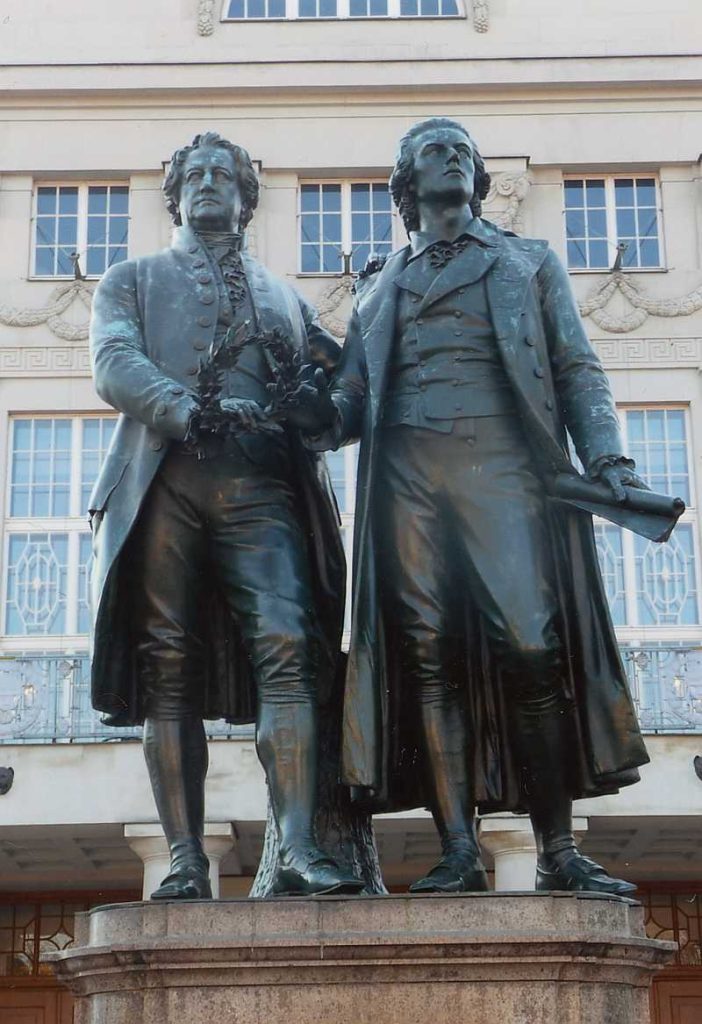 Goethe und Schiller vor dem deutschen Nationaltheater in Leipzig
