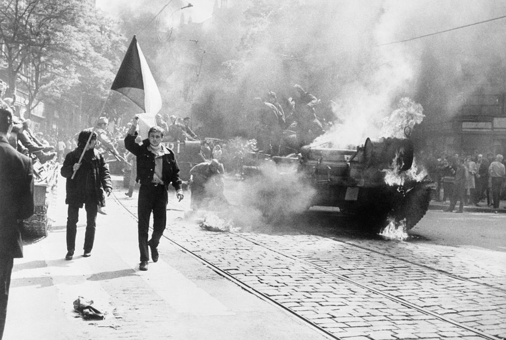 Demonstranten während der sowjetischen Invasion in die CSSR